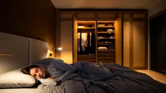 Dlaczego według wierzeń ludowych warto zamykać drzwi szafy na noc?