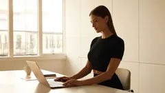 Izometryczne ćwiczenia na brzuch podczas pracy siedzącej – prosty sposób na lepszą sylwetkę