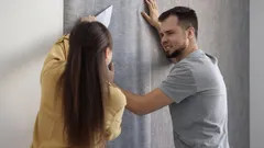 Tapety odklejają się? Prosty trik, który uratuje remont