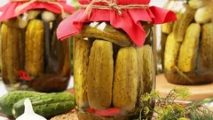 Jak zrobić chrupiące ogórki? Najlepsze proporcje do kiszenia i konserwowania