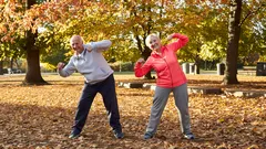 Ani spacer, ani bieganie: najzdrowsza aktywność fizyczna dla osób po 60. roku życia według ekspertów z Harvardu