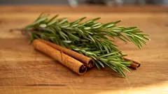 Mieszanie rozmarynu z cynamonem: do czego służy ten rytuał i jakie przynosi korzyści