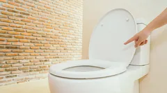 Dlaczego nie wolno zostawiać podniesionej klapy od toalety – zapamiętaj to na zawsze