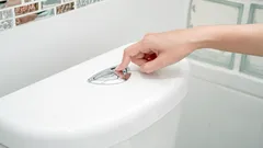 Czy wiesz, dlaczego współczesne spłuczki mają dwa przyciski?