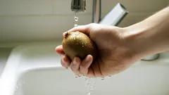 Czy warto myć kiwi, skoro i tak obieramy owoc?