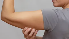 Pożegnaj się z tłuszczem na ramionach: trzy proste ćwiczenia, które możesz wykonać w domu