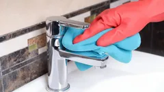 Jak specjaliści polecają usuwać kamień z kranów i na długo zachować ich lśniący blask?