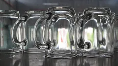 Dlaczego nie warto suszyć szklanek do góry dnem – najczęstszy błąd w kuchni