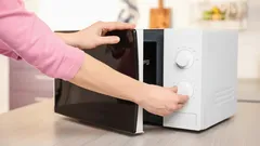 Sześć sprytnych sposobów na wykorzystanie mikrofalówki w kuchni – nie tylko do podgrzewania jedzenia