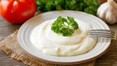 Jak zrobić domową śmietanę kwaśną w 5 minut – sekret gęstości i smaku