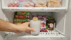 Dlaczego mądrzy ludzie wkładają monetę do zamrażarki za każdym razem, gdy wyjeżdżają na dłużej?