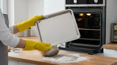 Jak szybko i bez wysiłku wyczyścić blachę z przypalonych resztek — najlepsze domowe sposoby