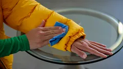 2 łyżki na puchową kurtkę – i pranie nie jest potrzebne: nawet stare plamy znikną na Twoich oczach