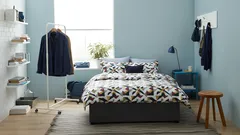 10 elementów wnętrza, które przyciągają kurz i których warto unikać (sprawdzone)