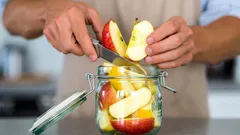 Jak przedłużyć świeżość jabłek nawet do 20 dni – sprytny trik ze słoikiem