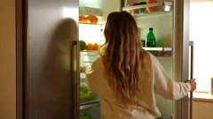 Prosty trik: co włożyć do zamrażarki, żeby zmniejszyć zużycie prądu