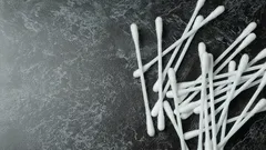 Nigdy nie spłukuj patyczków higienicznych w toalecie – oto dlaczego