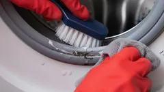 Jak wyczyścić uszczelkę w pralce i pozbyć się pleśni domowym sposobem