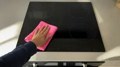 Jak wyczyścić szklano-ceramiczną płytę grzewczą, by lśniła bez zarysowań